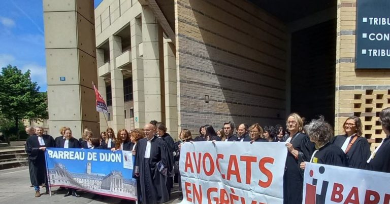 Dijon : Une trentaine d’avocats s&rsquo;opposent au projet de loi du garde des Sceaux.