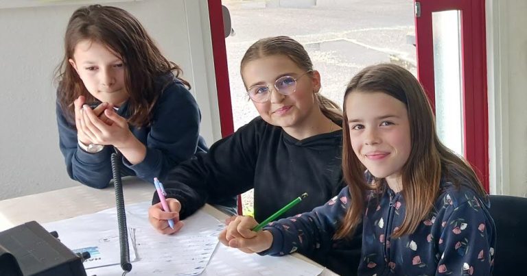 Des collégiens de Thann échangent par radio avec des élèves d’autres pays européens.