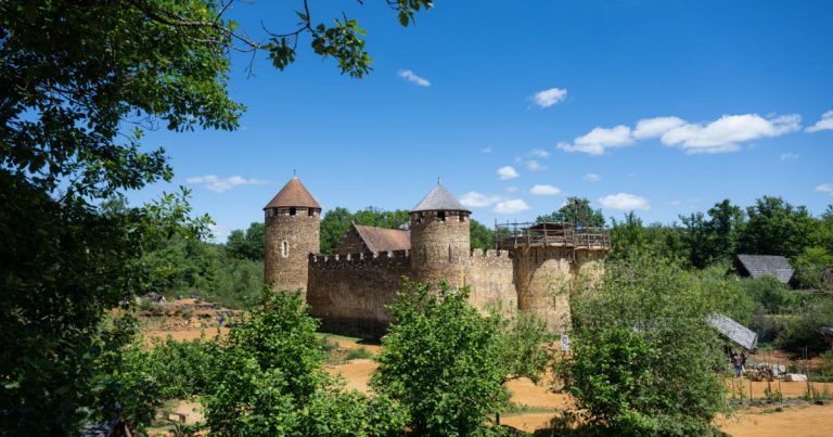 Bourgogne : le château médiéval de Guédelon, symbole de transmission du savoir-faire artisanal