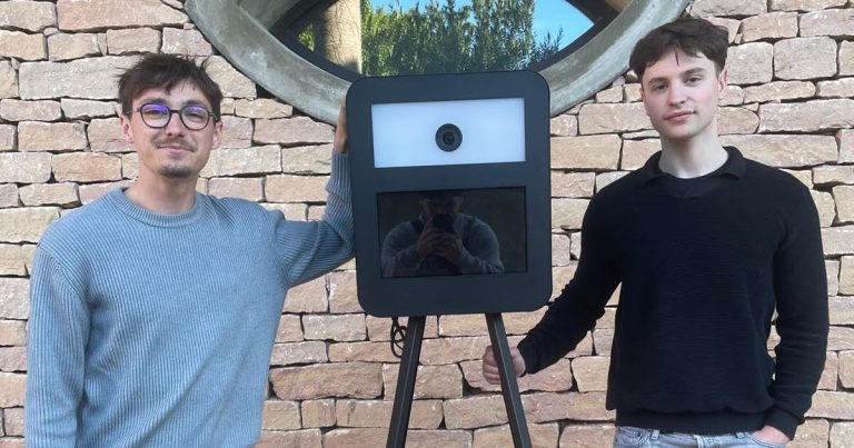 Deux jeunes Mâconnais lancent une nouvelle offre de photobooth pour événements locaux.