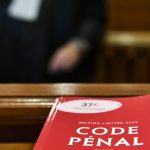Un agent de sécurité gifle un homme, entraînant une fracture de la mandibule en Loire.