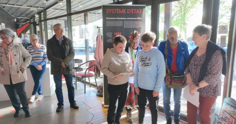 Des élèves et des adultes à Génelard commémorent l&rsquo;esclavage pour préserver la mémoire collective.