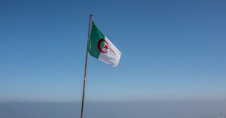 Le RN appelle à la fermeté face à l&rsquo;Algérie, rejetant les courbettes diplomatiques.