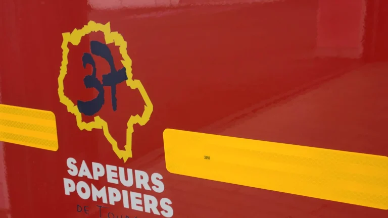 Esvres : Deux maisons détruites par un incendie déclenché par un feu de voiture.