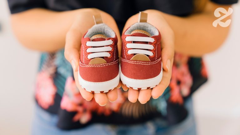 Les podologues inquiets des effets des baskets sur la santé des enfants en France.