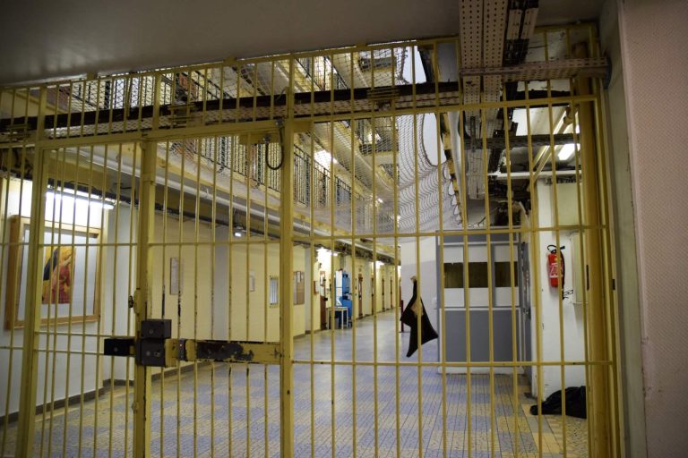 Suicide d&rsquo;un détenu schizophrène à la prison de Fresnes, la famille porte plainte.