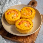 Flans au corail de coquilles Saint-Jacques et crevettes : plat traditionnel de la cuisine française.