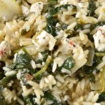 Recette d&rsquo;orzo crémeux aux épinards et feta : un plat rapide inspiré du risotto.