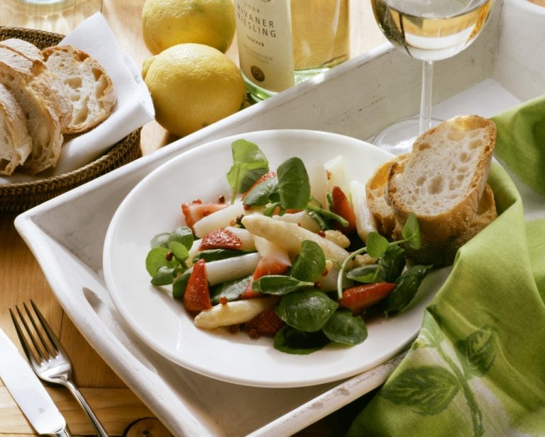 Salade d’asperges et de fraises au cresson : une recette printanière en hausse en France.