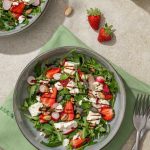 Salade de roquette, fraises et feta : recette simple pour un repas estival équilibré