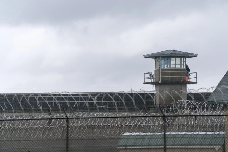 Deux unités de réhabilitation pour usagers de drogues en prison inaugurées en France.