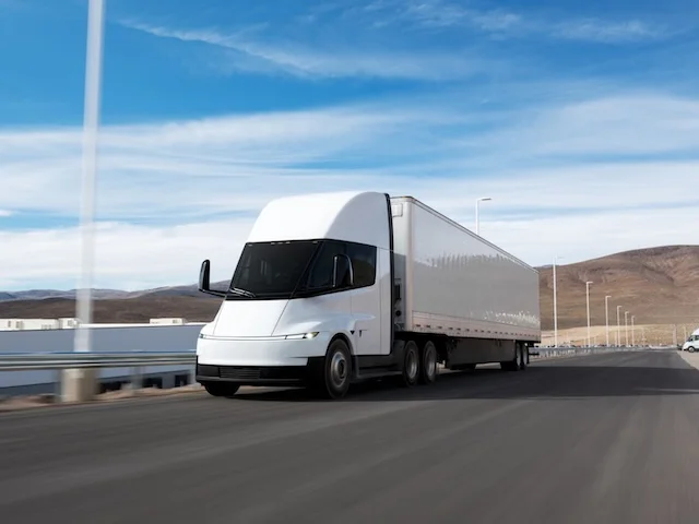 Le premier Tesla Semi entre en production en série aux États-Unis.