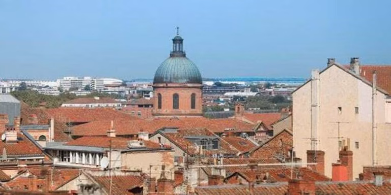 Retard dans la production de paracétamol français à Toulouse, impactant l&rsquo;approvisionnement.