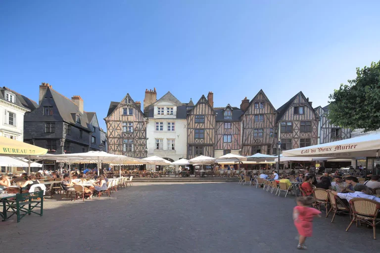 La place Plumereau à Tours : un lieu prisé pour l&rsquo;apéritif en 2026.