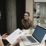 « Pourquoi la question &lsquo;Veuillez vous présenter&rsquo; est cruciale lors des entretiens d’embauche »