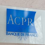 Le superviseur de la banque critique la distribution de produits financiers jugés inutiles.