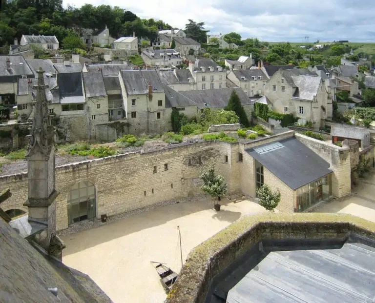 Montsoreau, classé parmi les plus beaux villages de France, attire les touristes en Maine-et-Loire.
