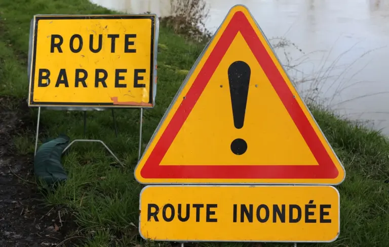 Gard et Hérault en vigilance rouge : écoles fermées et plusieurs trains interrompus face aux pluies**