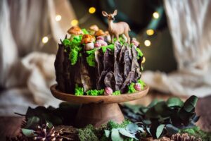 Gâteau forêt chocolat et framboise : une délicieuse gourmandise inspirée des sous-bois.