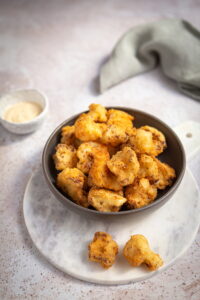 Beignets de chou-fleur croustillants à la pâte légère pour un apéritif gourmand