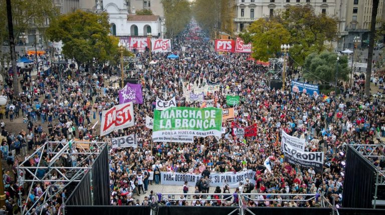 Argentine : La « Marche de la colère » révèle l’inefficacité des promesses de l’extrême droite.