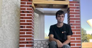 Un adolescent décroche trois médailles d’or au concours des meilleurs apprentis en maçonnerie
