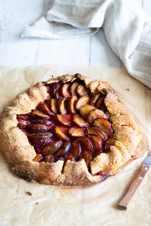 Tarte rustique aux prunes : un dessert rapide et gourmand à préparer sans moule.