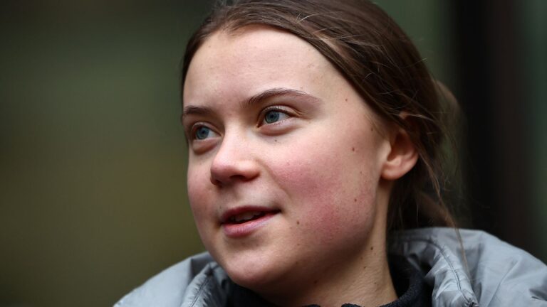 À Marseille, Greta Thunberg se mobilise contre les livraisons d’armes présumées d’Eurolinks