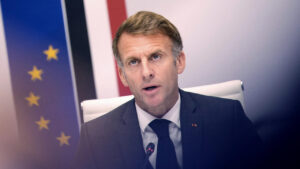 Emmanuel Macron face aux critiques : les nouvelles restrictions sur les manifestations déstabilisent la démocratie.