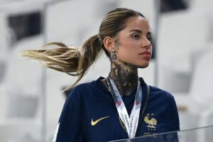 Après ses propos sur les sanctions saoudiennes, Zoe Cristofoli clarifie sa position sur les violences du 17 octobre