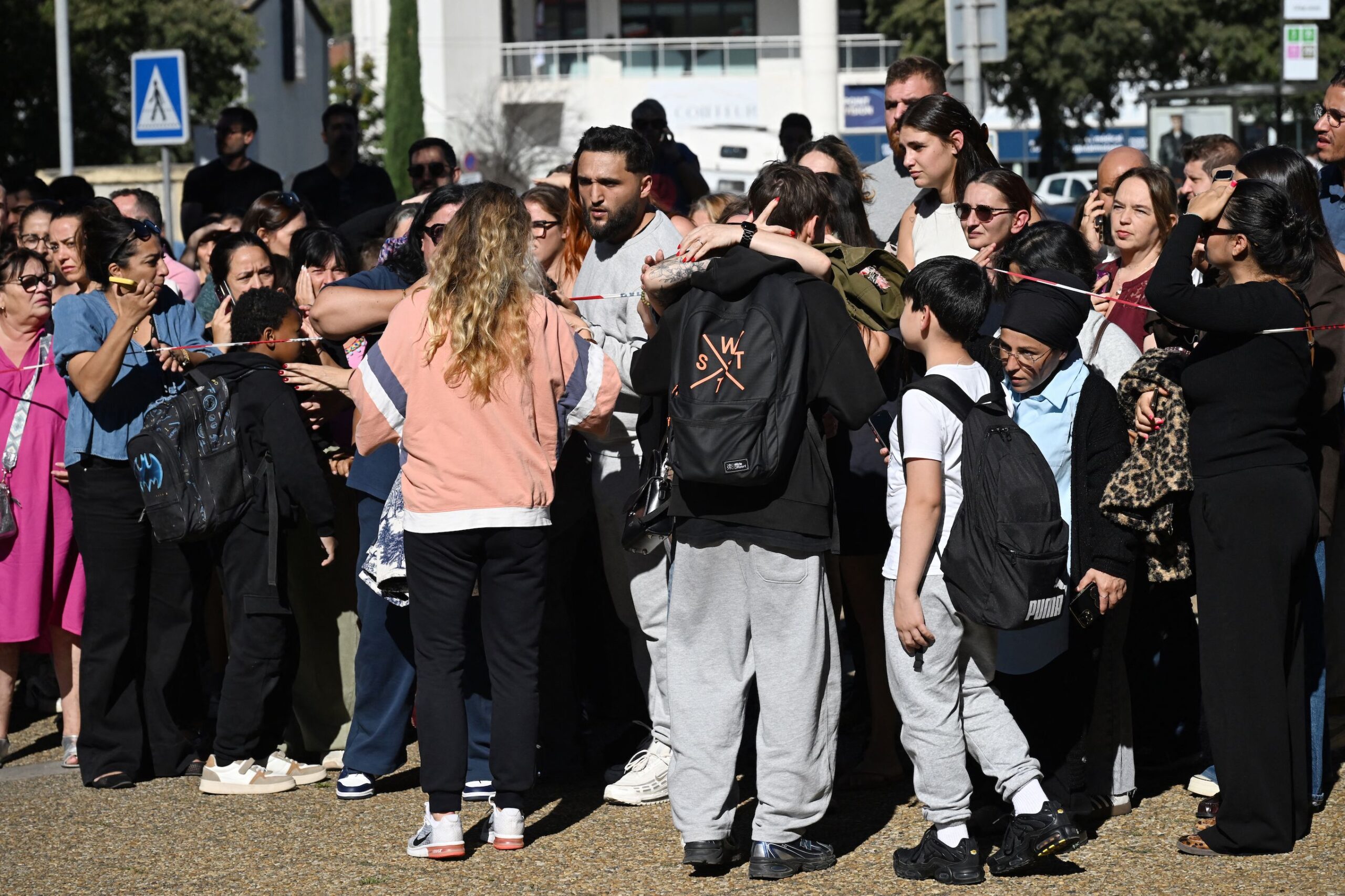 Tirs dans un collège à Aubagne : le principal et une enseignante blessés, les élèves accompagnés психologique