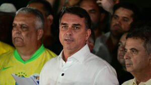 Après son départ du Brésil, Flavio Bolsonaro prend un vol privé vers l’Équateur
