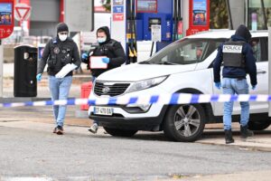 Fusillade dans les Yvelines : un mort, cinq blessés et une piste raciste au cœur de l’enquête