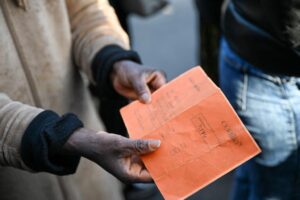 Aide aux migrants : près d’un milliard versé par l’Intérieur en 2025, le total des fonds publics reste inconnu