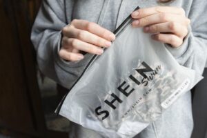 Achats en ligne expédiés hors UE : 2 euros de frais par catégorie dès le 1er novembre