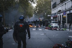 À Paris, Hamza « La Douane », 14 ans, interpellé après des jets de barrières sur la police