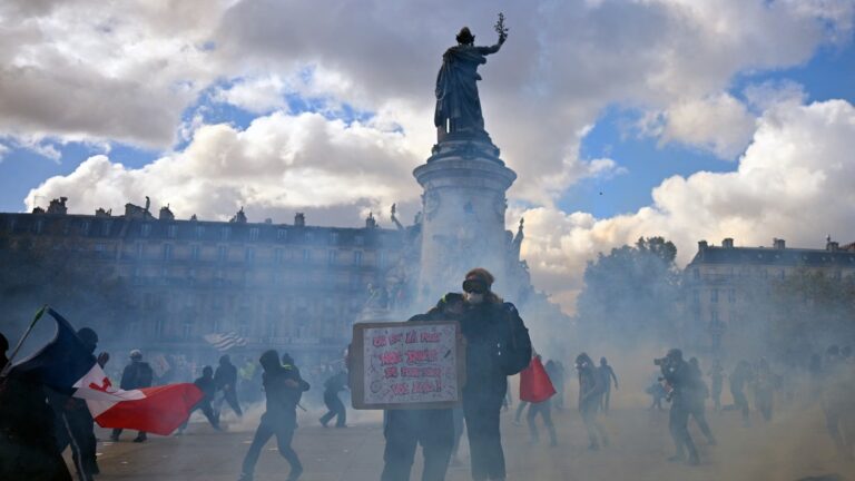 Mobilisation contre la vie chère : des heurts éclatent avant le départ du cortège à Paris