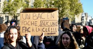 Parcoursup sera remplacé, mais cette concession ne règle pas le malaise des lycéens français