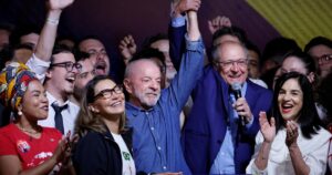 Au Brésil, Lula remporte un quatrième mandat après avoir été devancé au premier tour