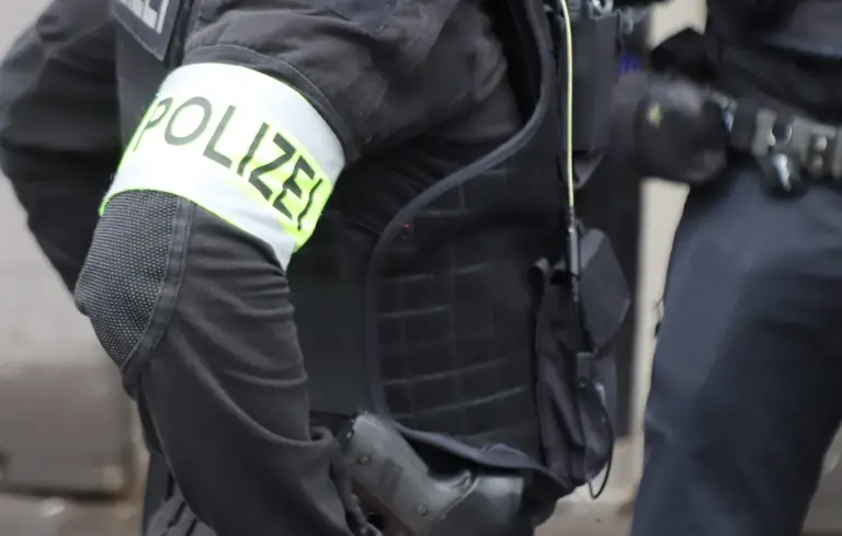 À Cologne, un robot aurait touché une adolescente : deux jeunes hommes visés par l’enquête