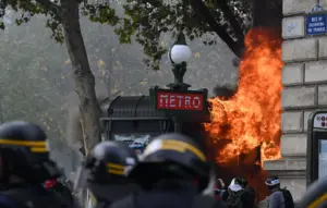 Violences du 17 octobre : mobilité et anonymat compliquent l’identification des black blocs