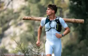D’Annecy à Paris, il relève l’équivalent de dix Ironman avec un tronc pour alerter sur les forêts