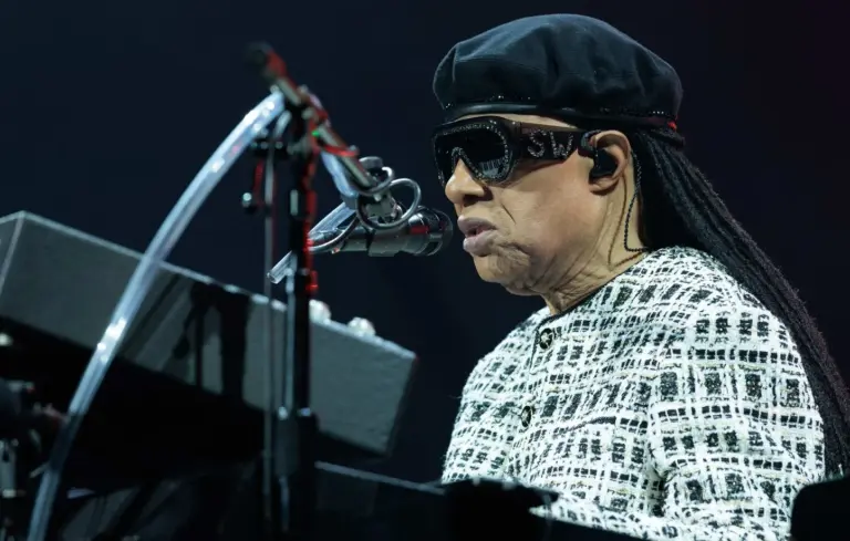 Stevie Wonder revisite son album culte à Bercy, avec Lenny Kravitz en invité surprise