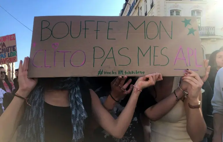 À Rennes, des lycéens choisissent des slogans crus pour rendre leurs revendications visibles