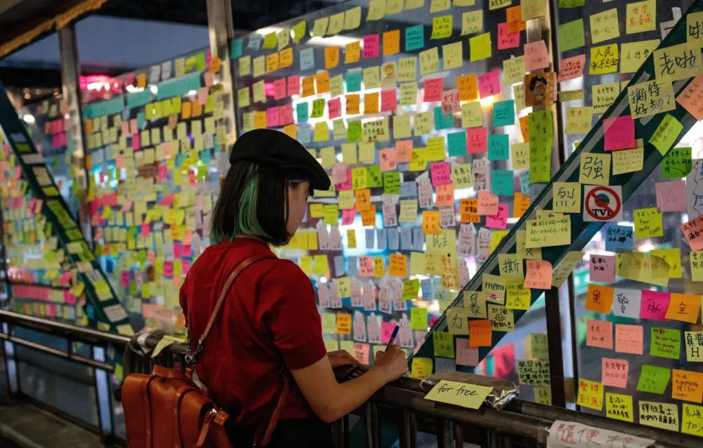 Des post-it jaunes en soutien aux commerçants rennais face aux manifestations : un projet inspiré de Hong Kong