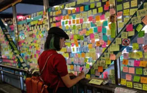 Des post-it jaunes en soutien aux commerçants rennais face aux manifestations : un projet inspiré de Hong Kong