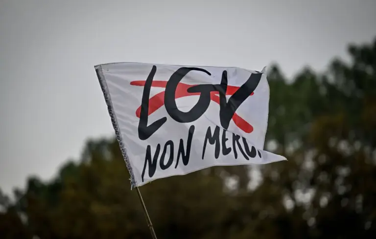 Au sud de Bordeaux, des opposants bloquent les coupes préparatoires à la future LGV