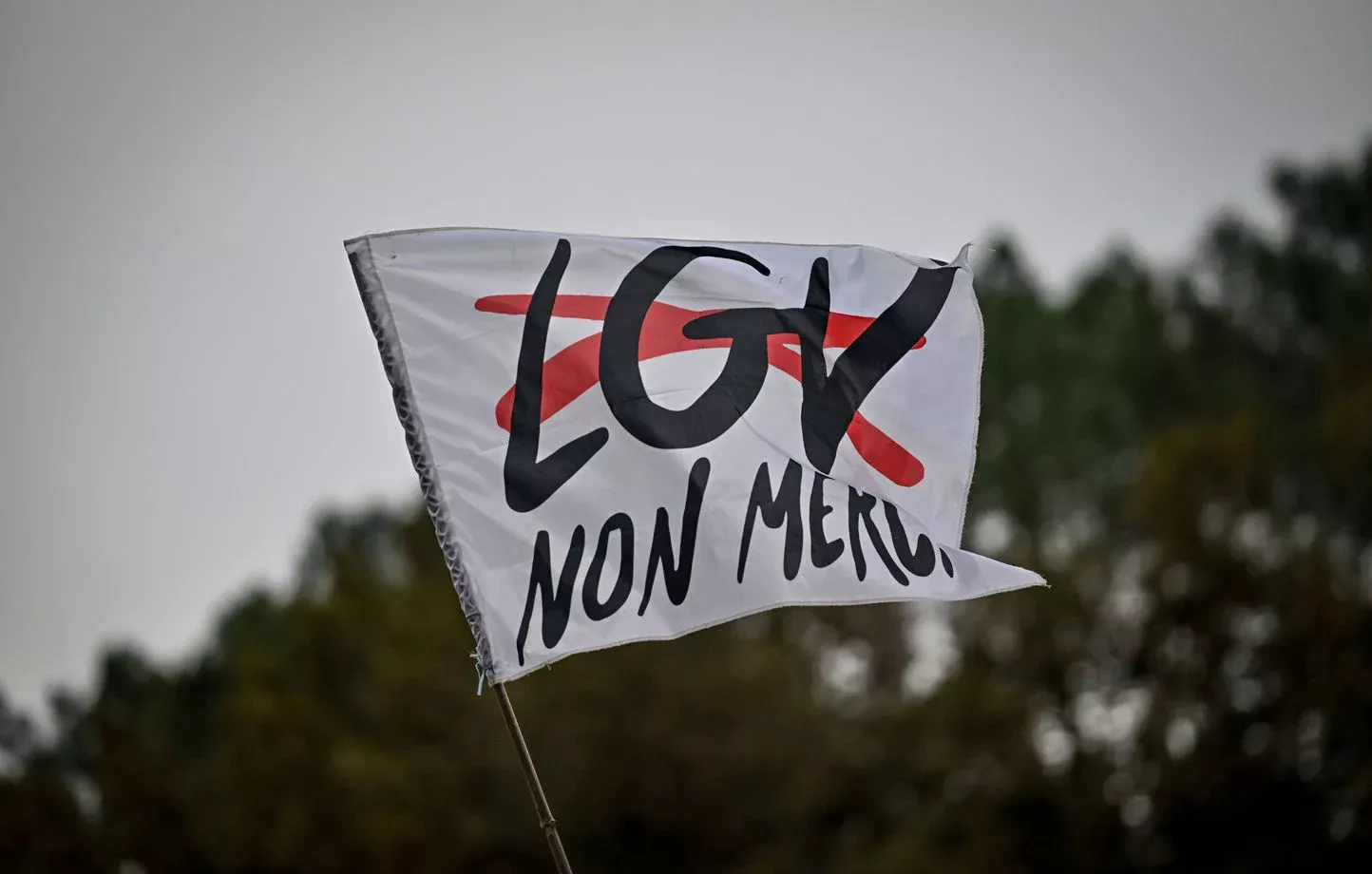 Au sud de Bordeaux, des opposants bloquent les coupes préparatoires à la future LGV
