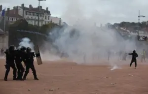 Après les violences du 17 octobre, un général plaide pour revoir la stratégie de maintien de l’ordre