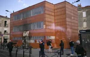 À Bordeaux, des individus cagoulés incendient le poste de police des Capucins